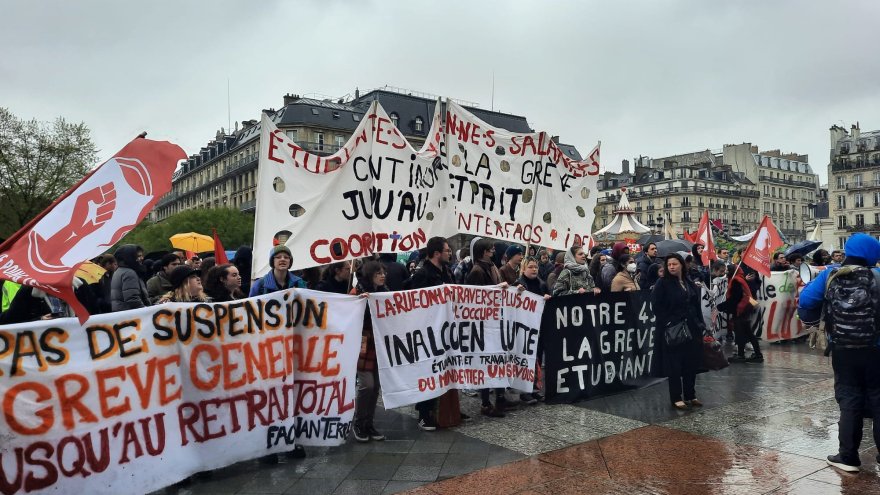 « Constitutionnelle ou pas, cette loi on n'en veut pas » : plus d'un millier de jeunes manifestent à Paris