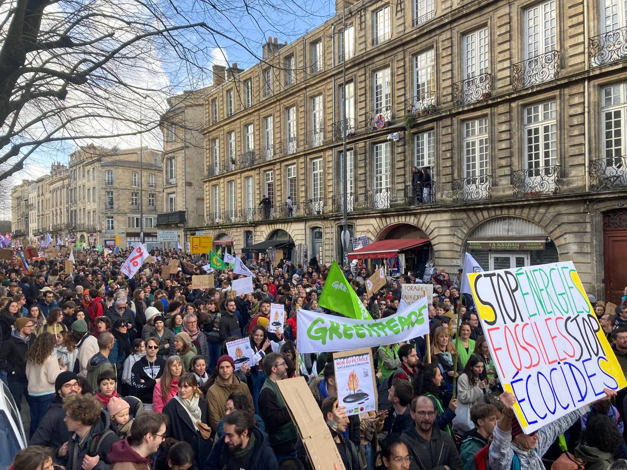 Forages pétroliers : Greta Thunberg et des milliers de jeunes écolos mobilisés dans les rues de Bordeaux